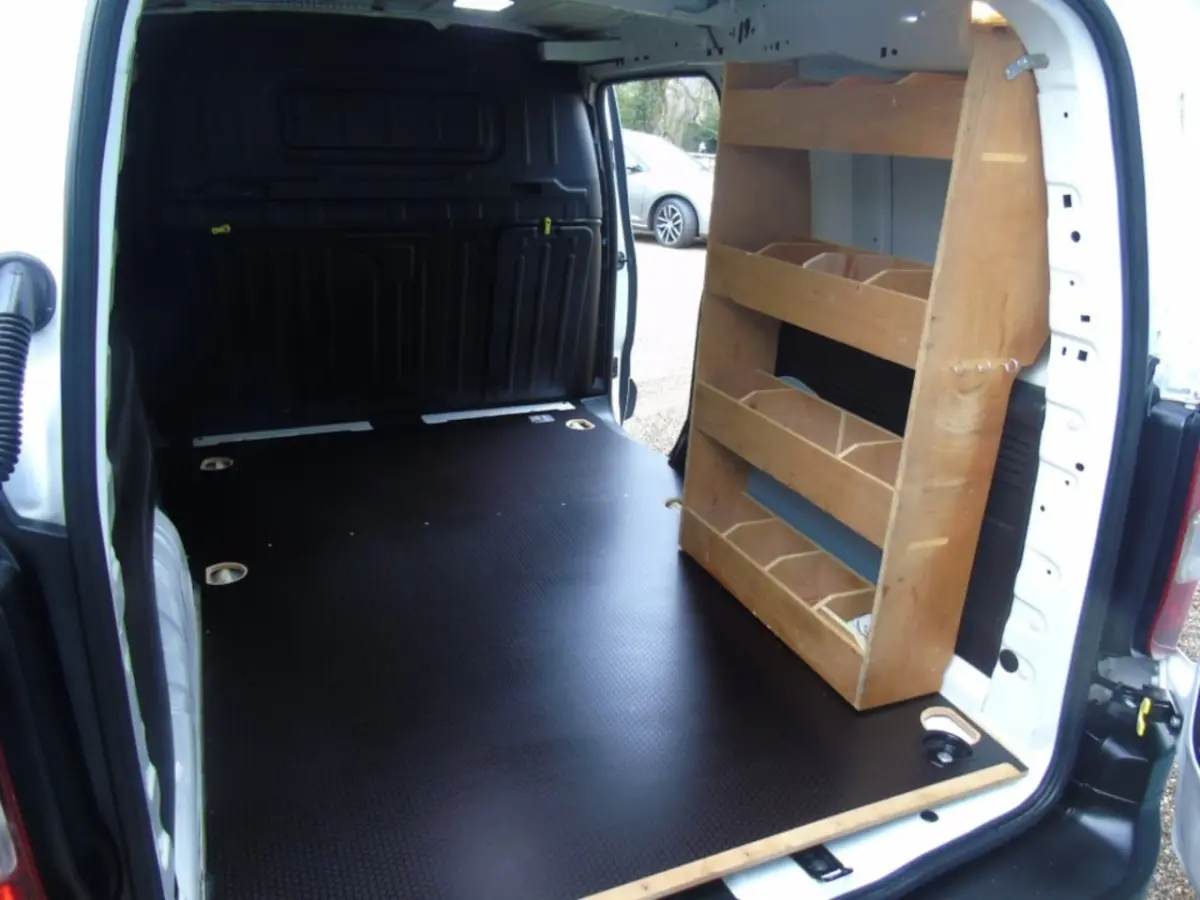 Berlingo 2L Lang 1.5 130PK - Navi - PDC - 360 Camera - Bomvoll