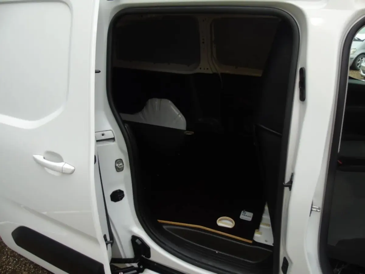 Berlingo 2L Lang 1.5 130PK - Navi - PDC - 360 Camera - Bomvoll