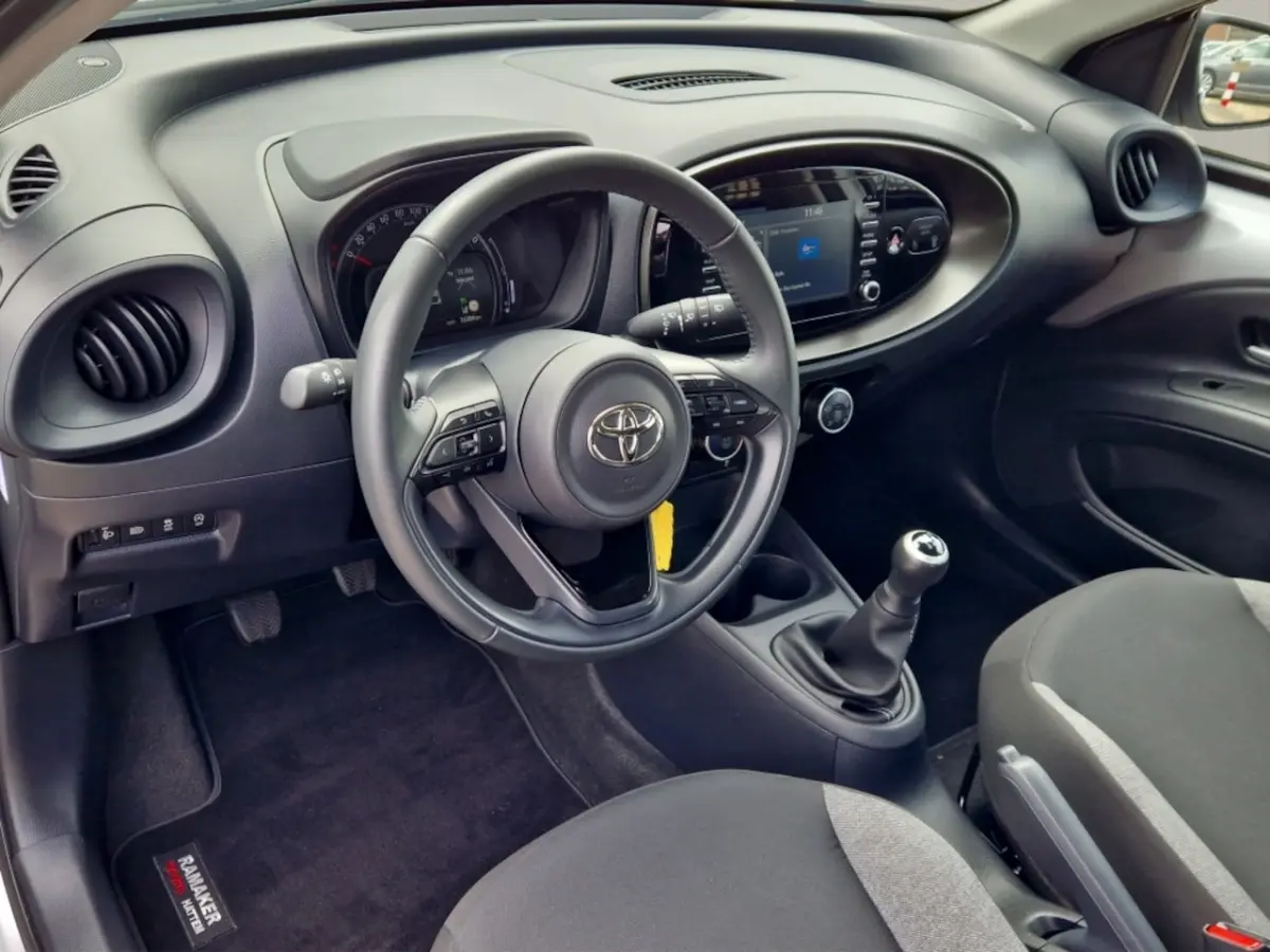 1.0 VVT-i MT Play Trekhaak - NL Auto - Carplay