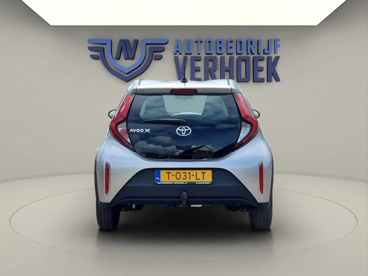 1.0 VVT-i MT Play Trekhaak - NL Auto - Carplay
