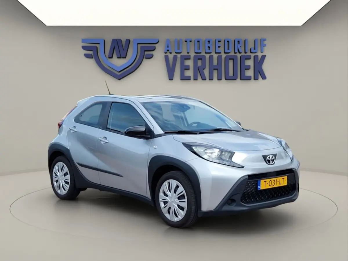 1.0 VVT-i MT Play Trekhaak - NL Auto - Carplay
