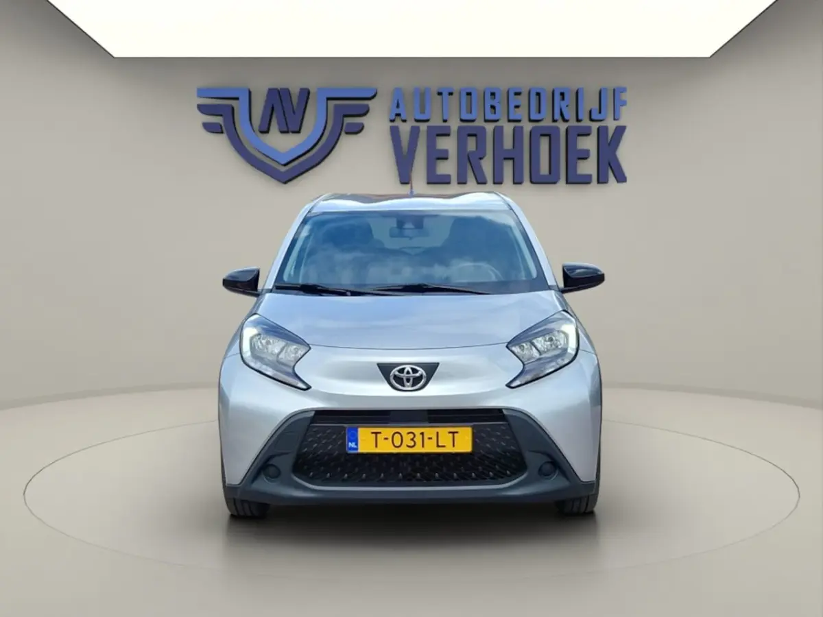 1.0 VVT-i MT Play Trekhaak - NL Auto - Carplay