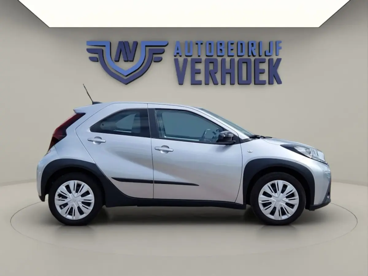1.0 VVT-i MT Play Trekhaak - NL Auto - Carplay