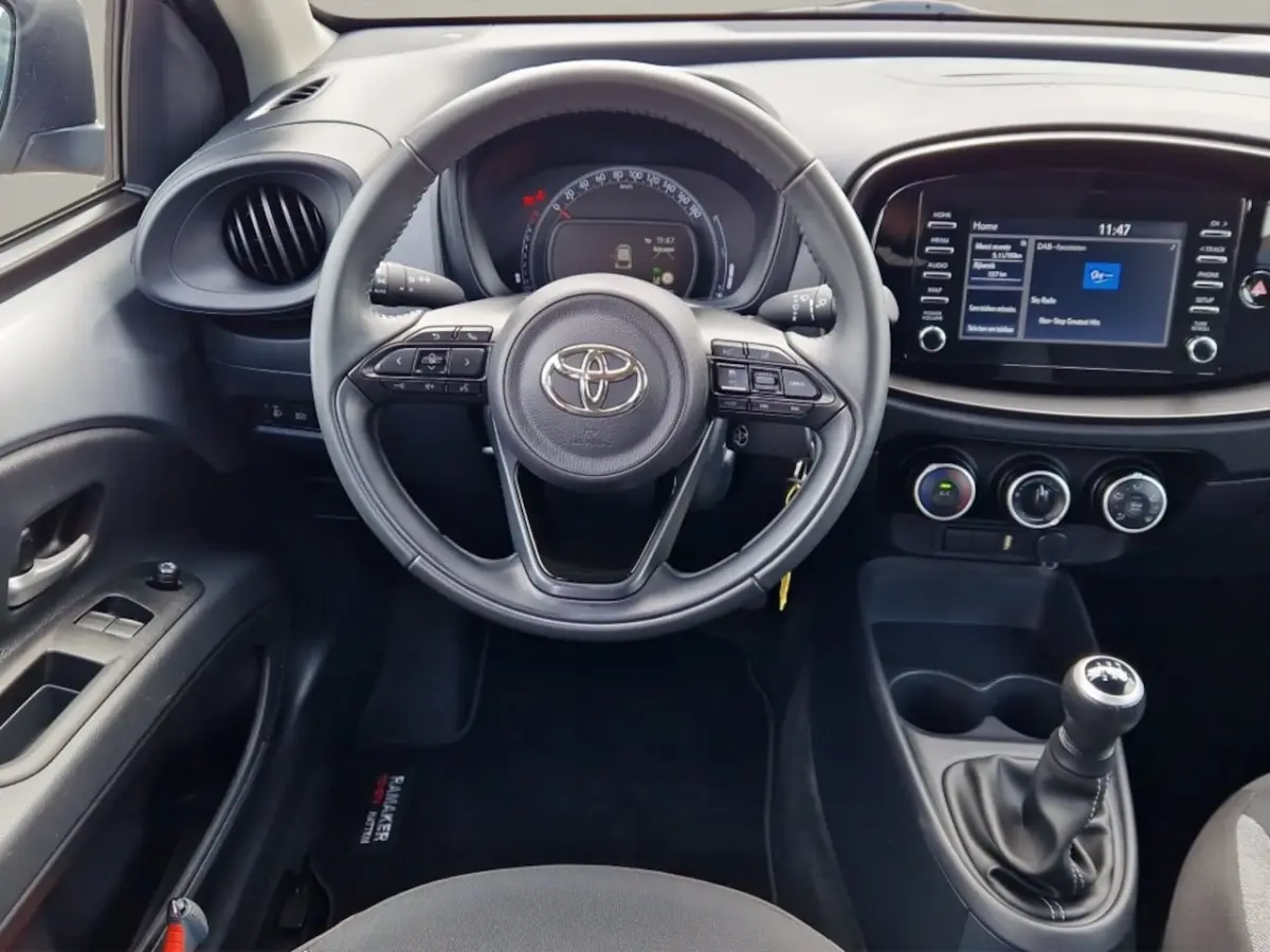1.0 VVT-i MT Play Trekhaak - NL Auto - Carplay