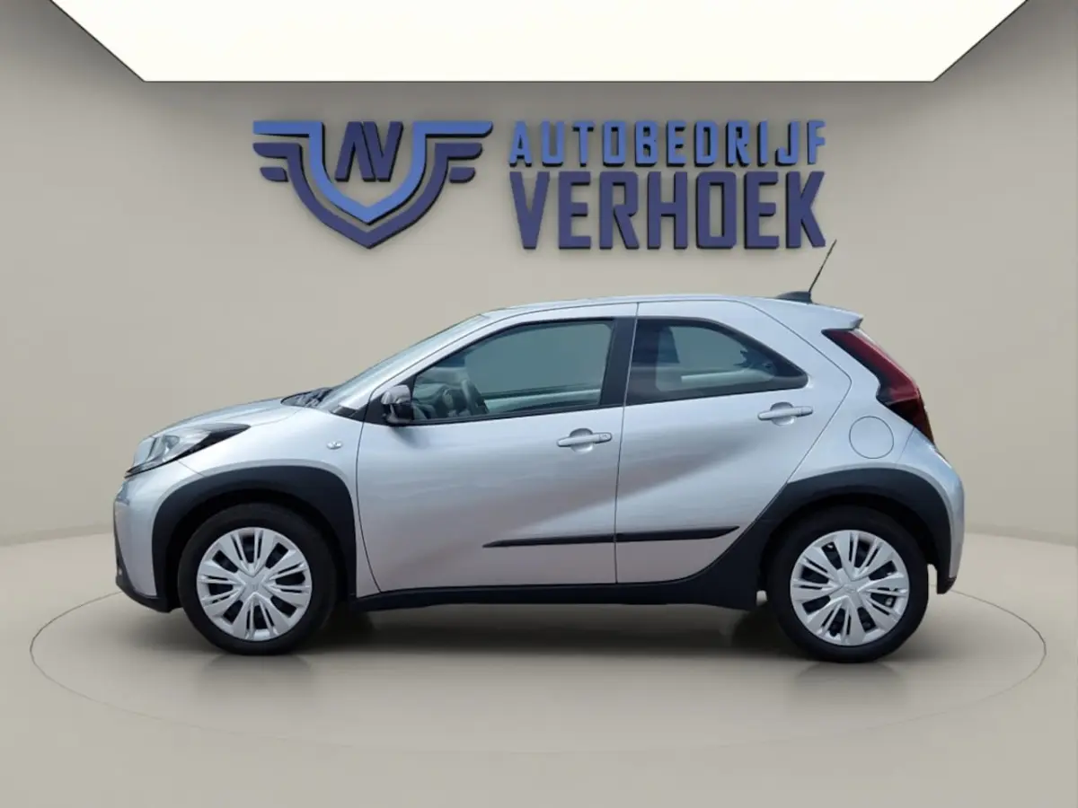 1.0 VVT-i MT Play Trekhaak - NL Auto - Carplay