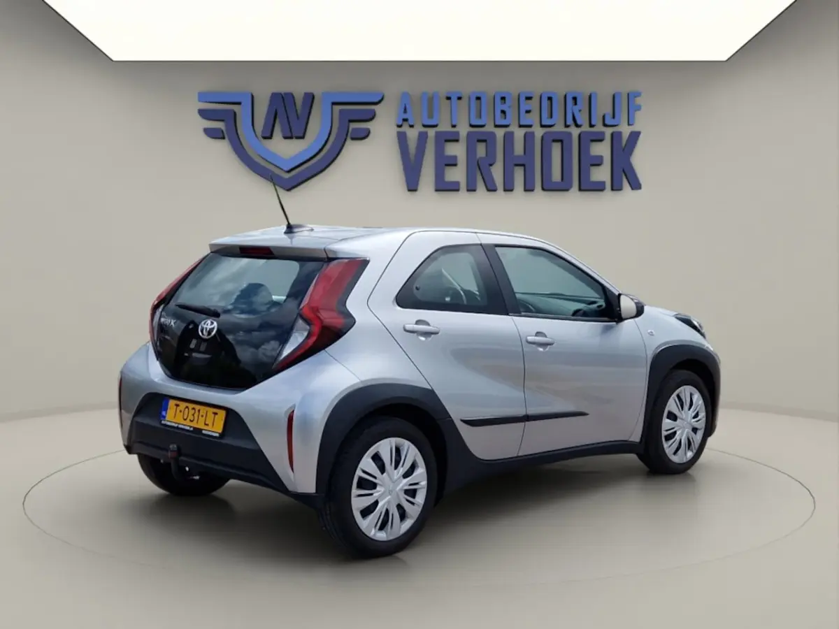 1.0 VVT-i MT Play Trekhaak - NL Auto - Carplay