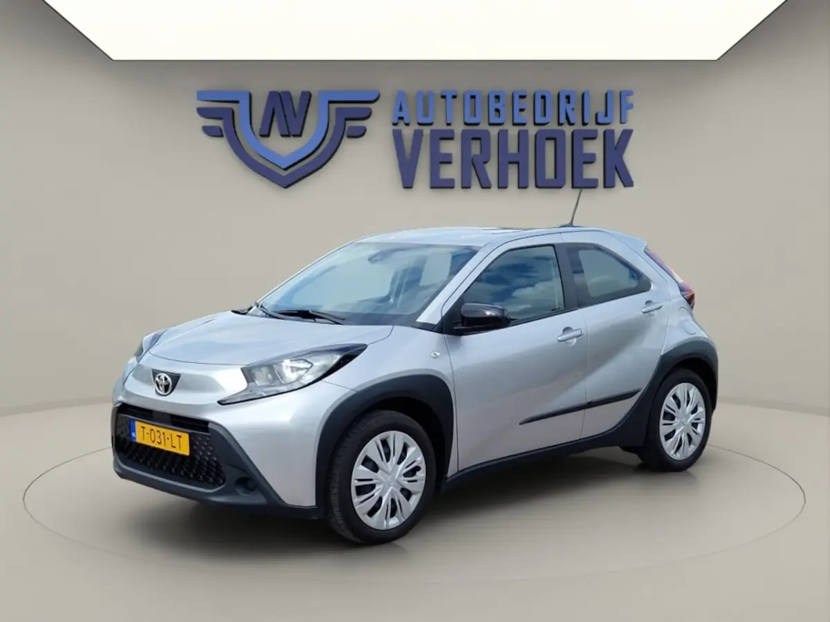 1.0 VVT-i MT Play Trekhaak - NL Auto - Carplay