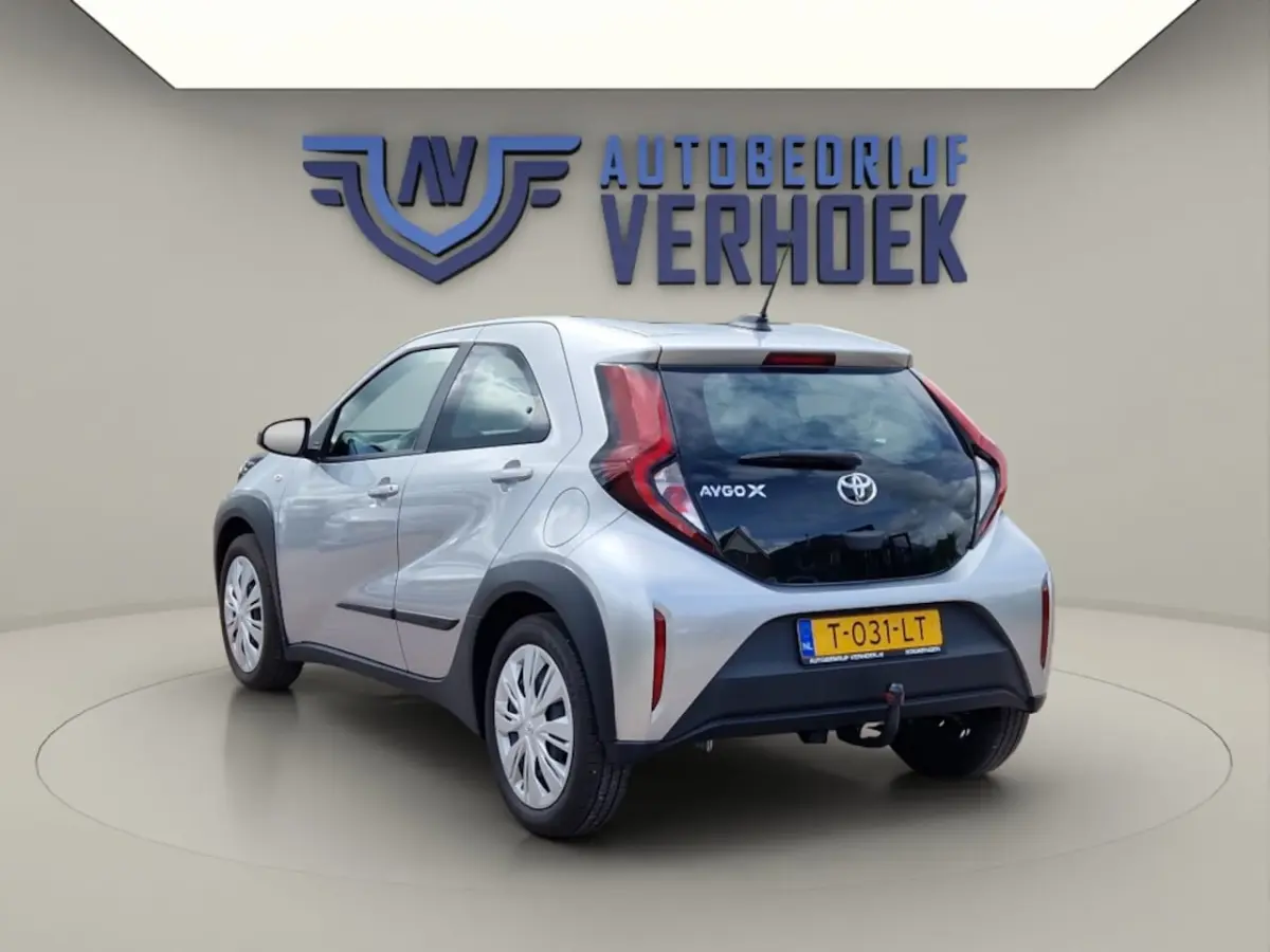 1.0 VVT-i MT Play Trekhaak - NL Auto - Carplay