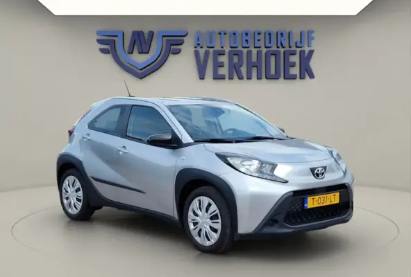 1.0 VVT-i MT Play Trekhaak - NL Auto - Carplay