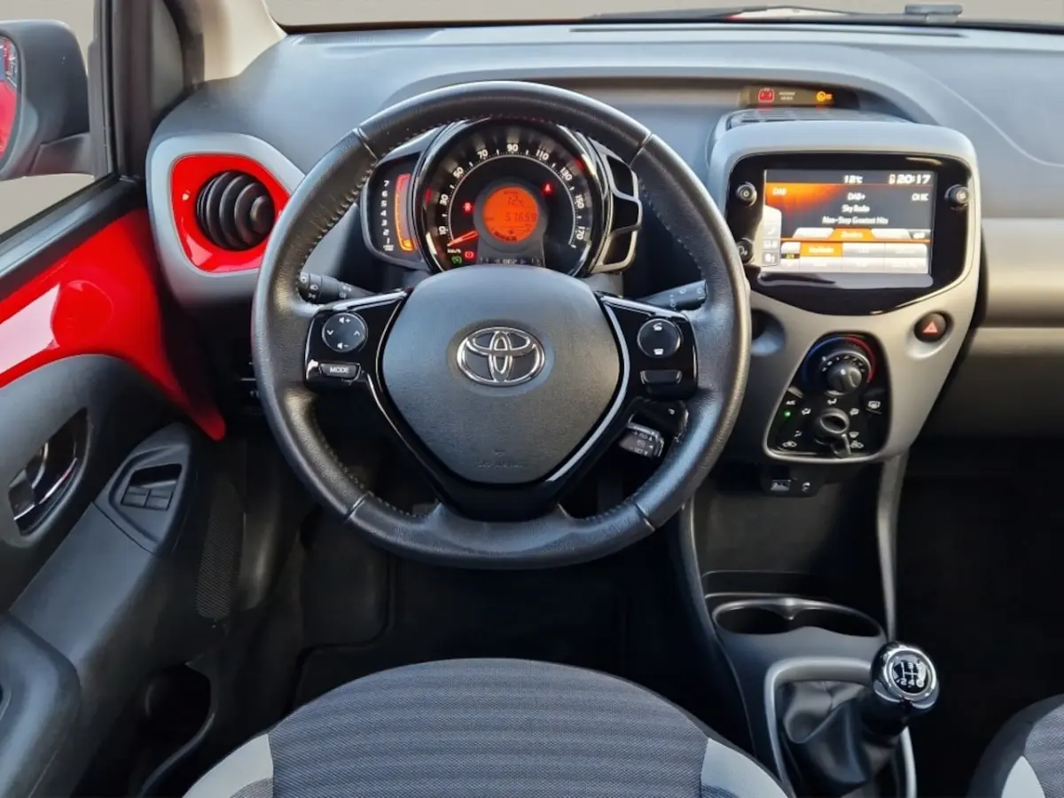1.0 VVT-i x-first NL Auto - Carplay - Camera