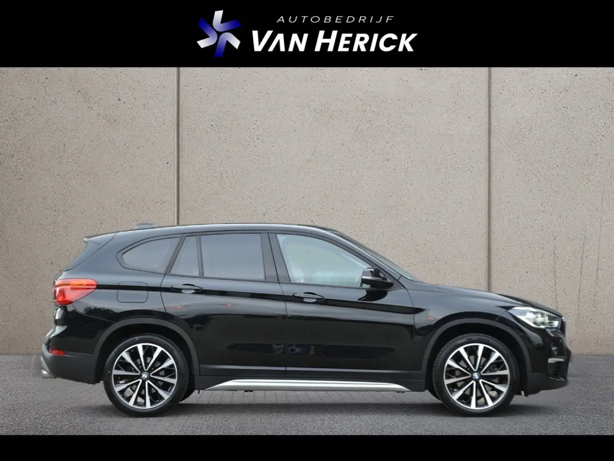 XDrive20i 192PK Automaat xLine | Leder | Achteruitrijcamera | Sportstoelen | LED