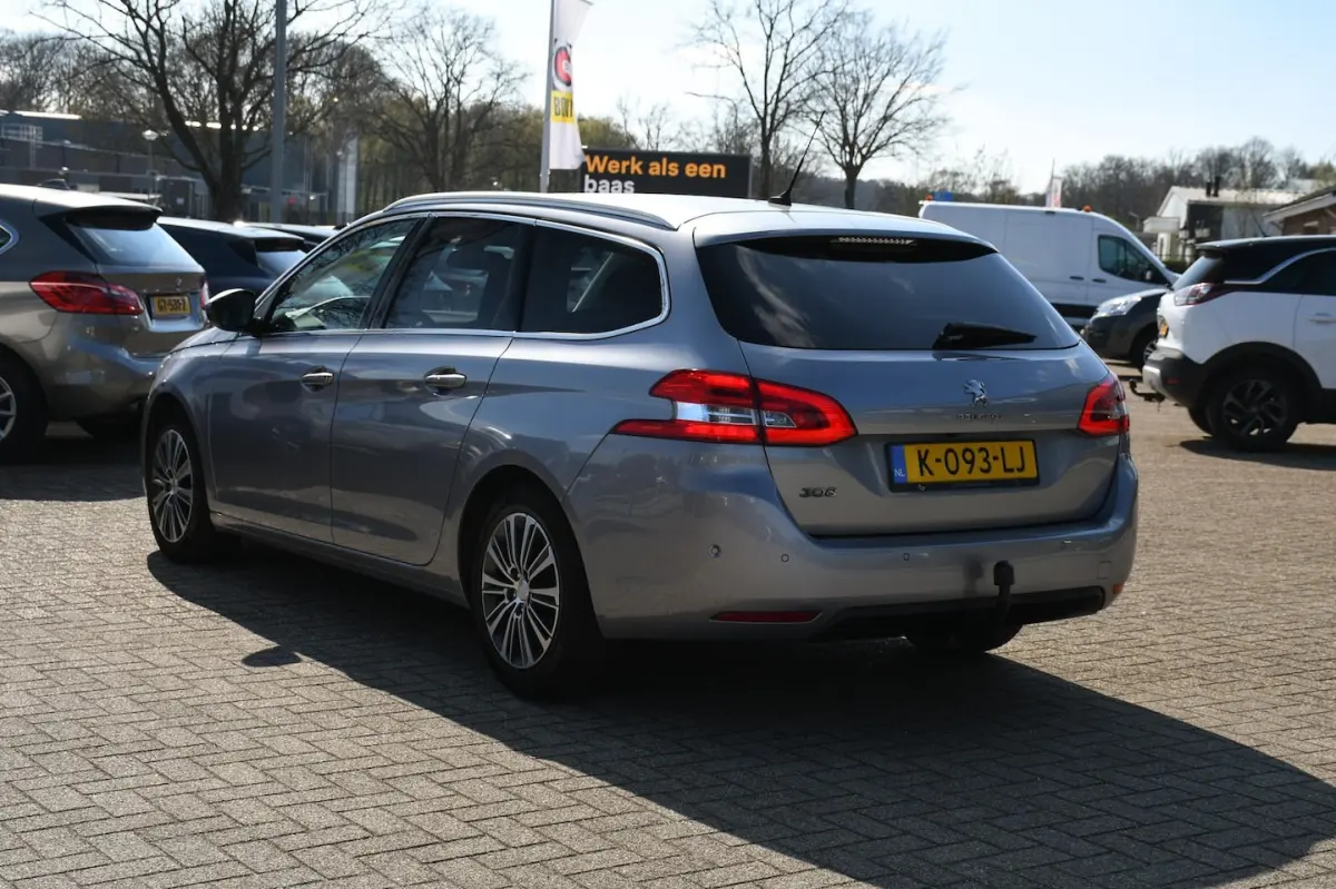 1.2 Blue Lease Allure APPLE CARPLAY/ TREKHAAK/ LED