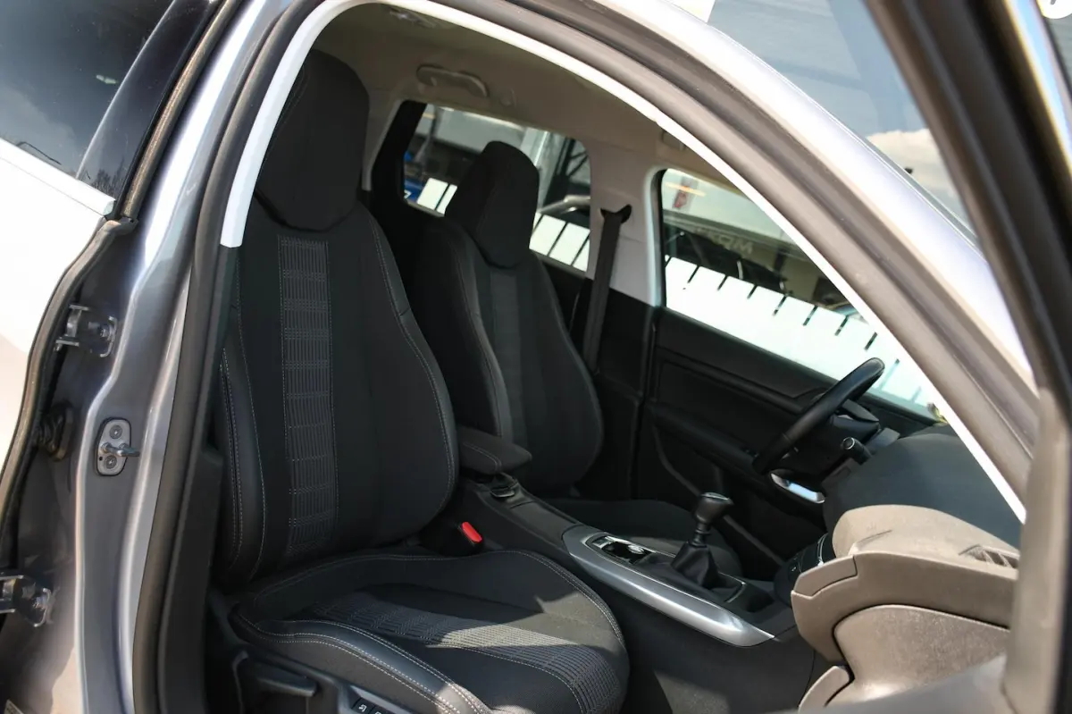 1.2 Blue Lease Allure APPLE CARPLAY/ TREKHAAK/ LED