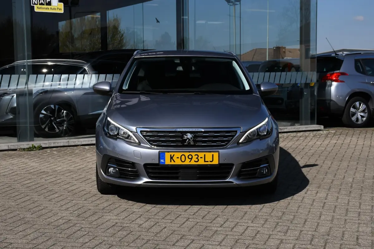1.2 Blue Lease Allure APPLE CARPLAY/ TREKHAAK/ LED