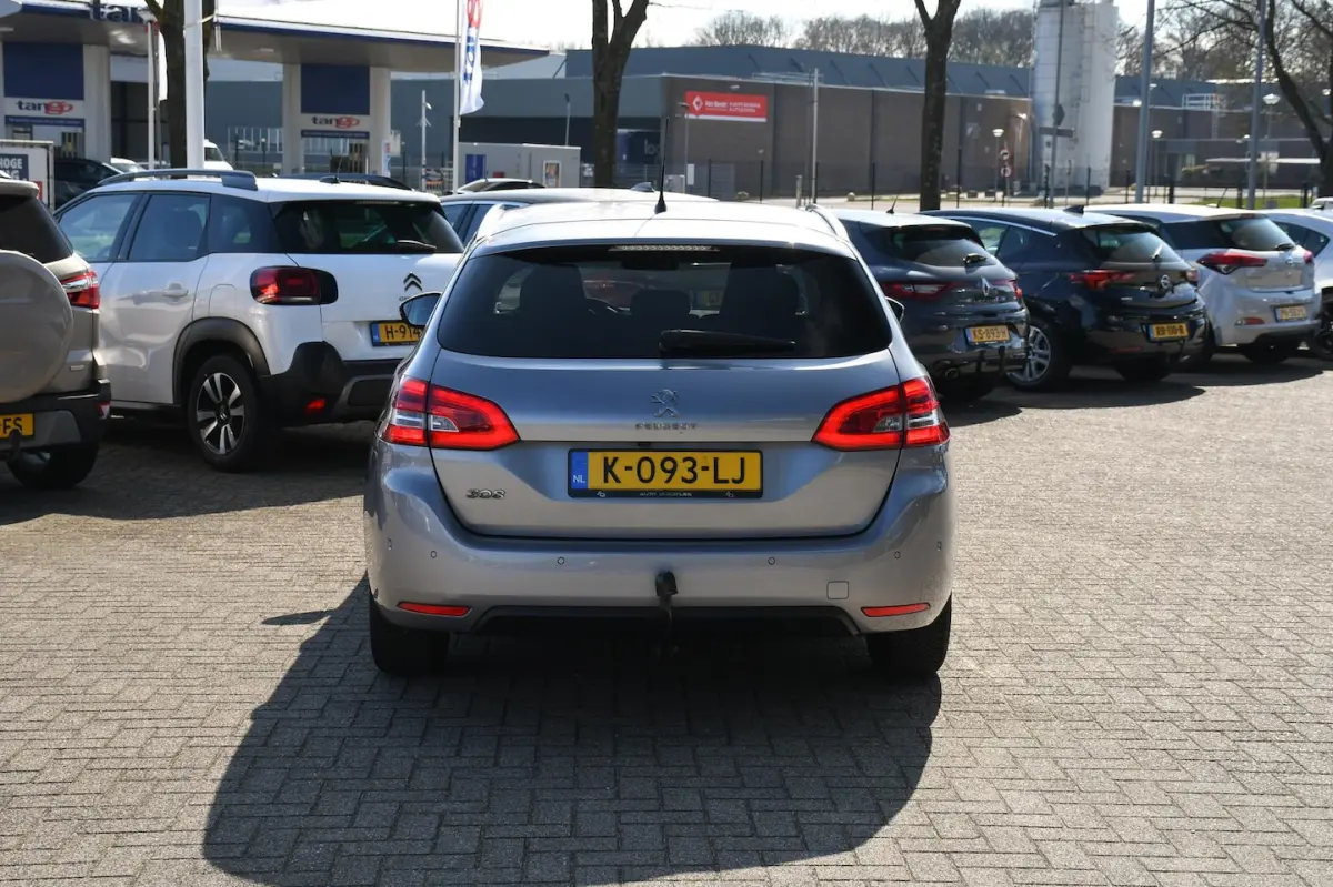 1.2 Blue Lease Allure APPLE CARPLAY/ TREKHAAK/ LED