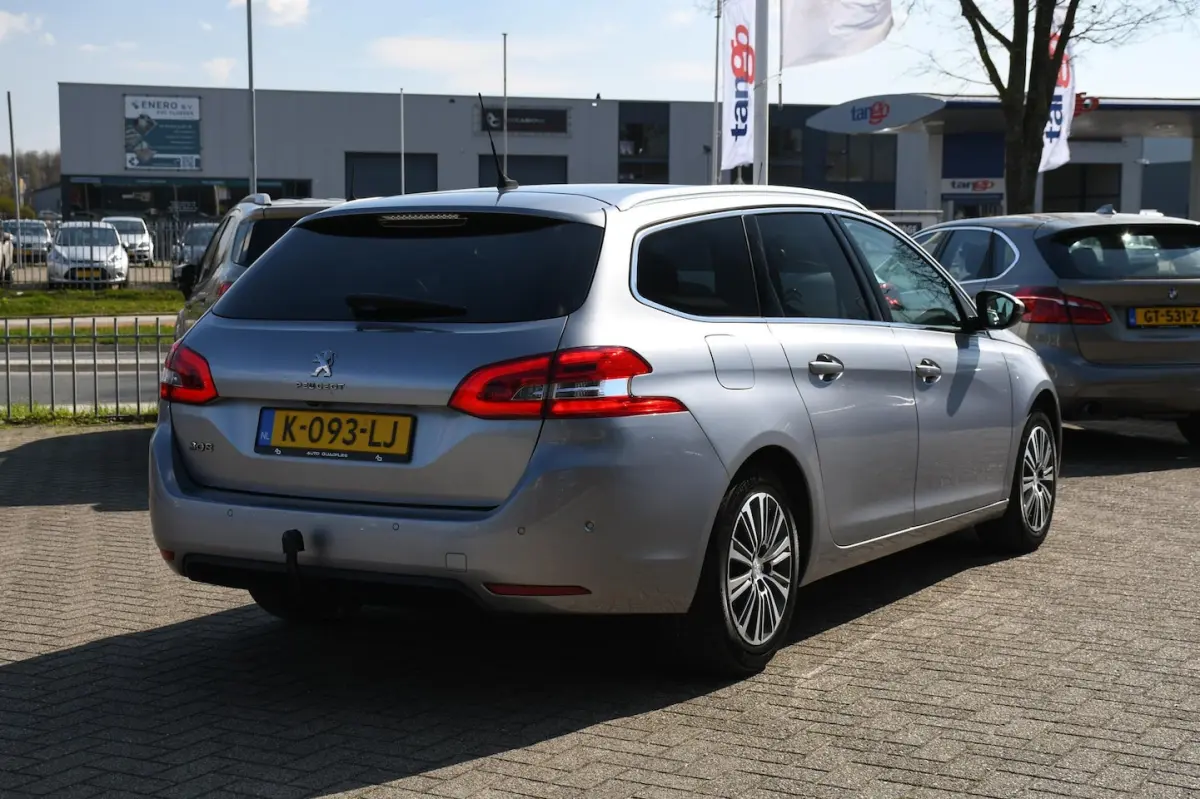 1.2 Blue Lease Allure APPLE CARPLAY/ TREKHAAK/ LED