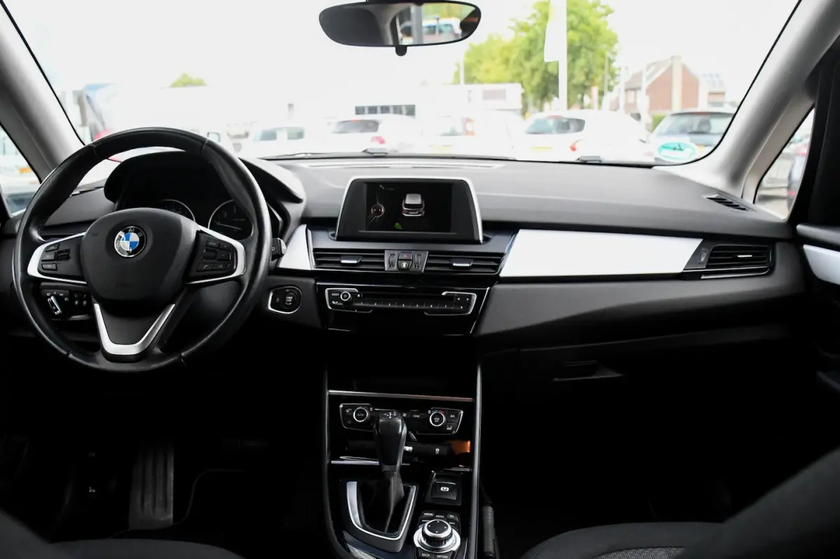 218i Essential NAVIGATIE/ CRUISE CONTROL
