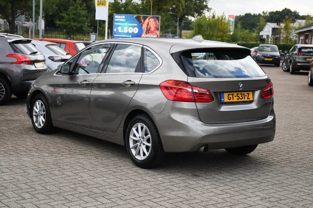 218i Essential NAVIGATIE/ CRUISE CONTROL