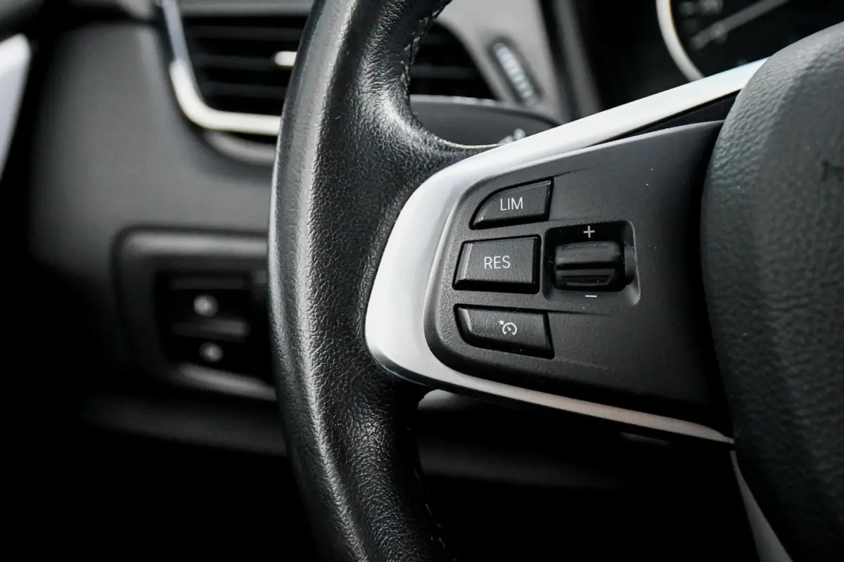 218i Essential NAVIGATIE/ CRUISE CONTROL