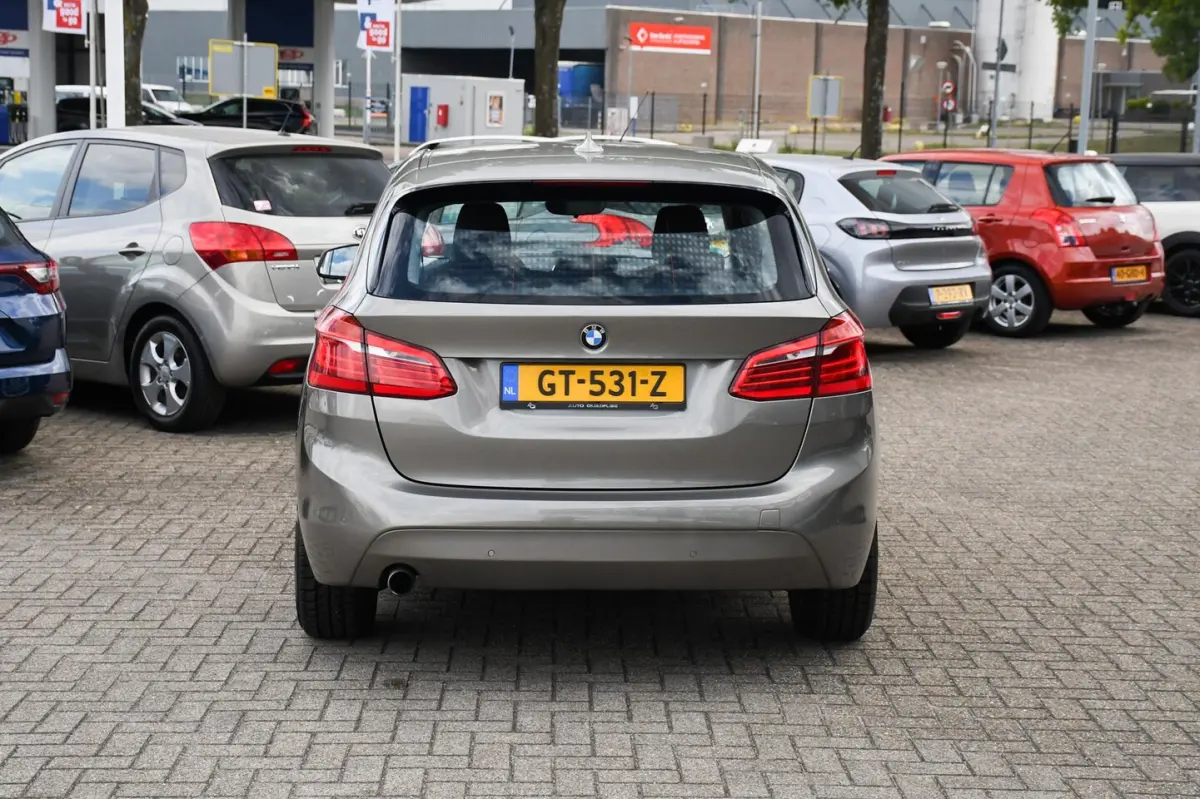 218i Essential NAVIGATIE/ CRUISE CONTROL