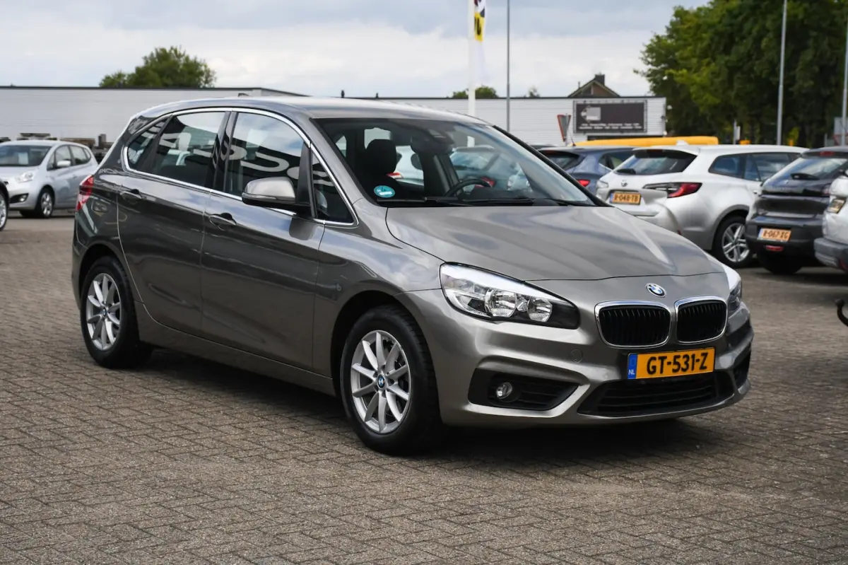218i Essential NAVIGATIE/ CRUISE CONTROL