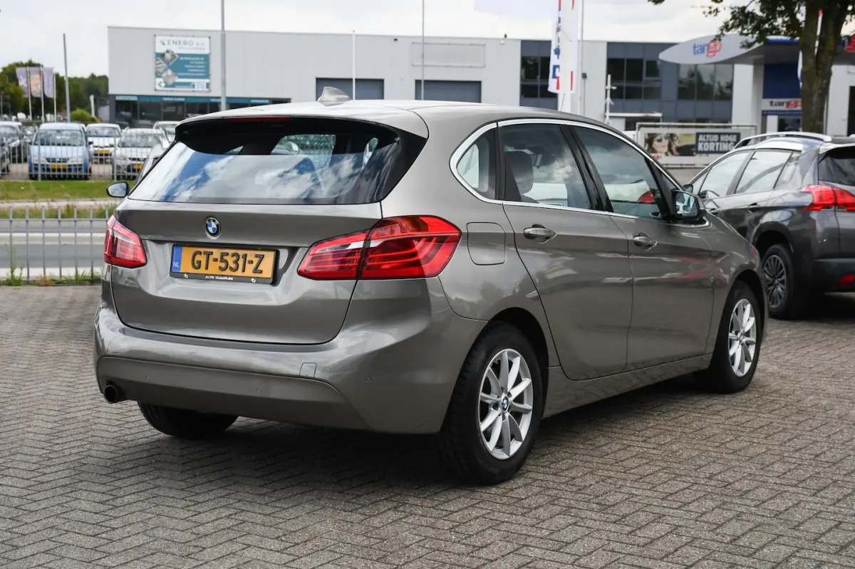 218i Essential NAVIGATIE/ CRUISE CONTROL
