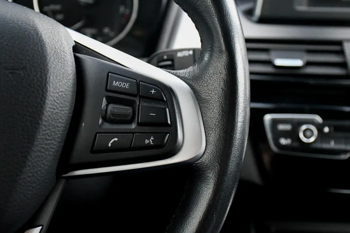 218i Essential NAVIGATIE/ CRUISE CONTROL