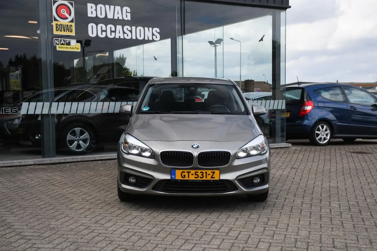 218i Essential NAVIGATIE/ CRUISE CONTROL