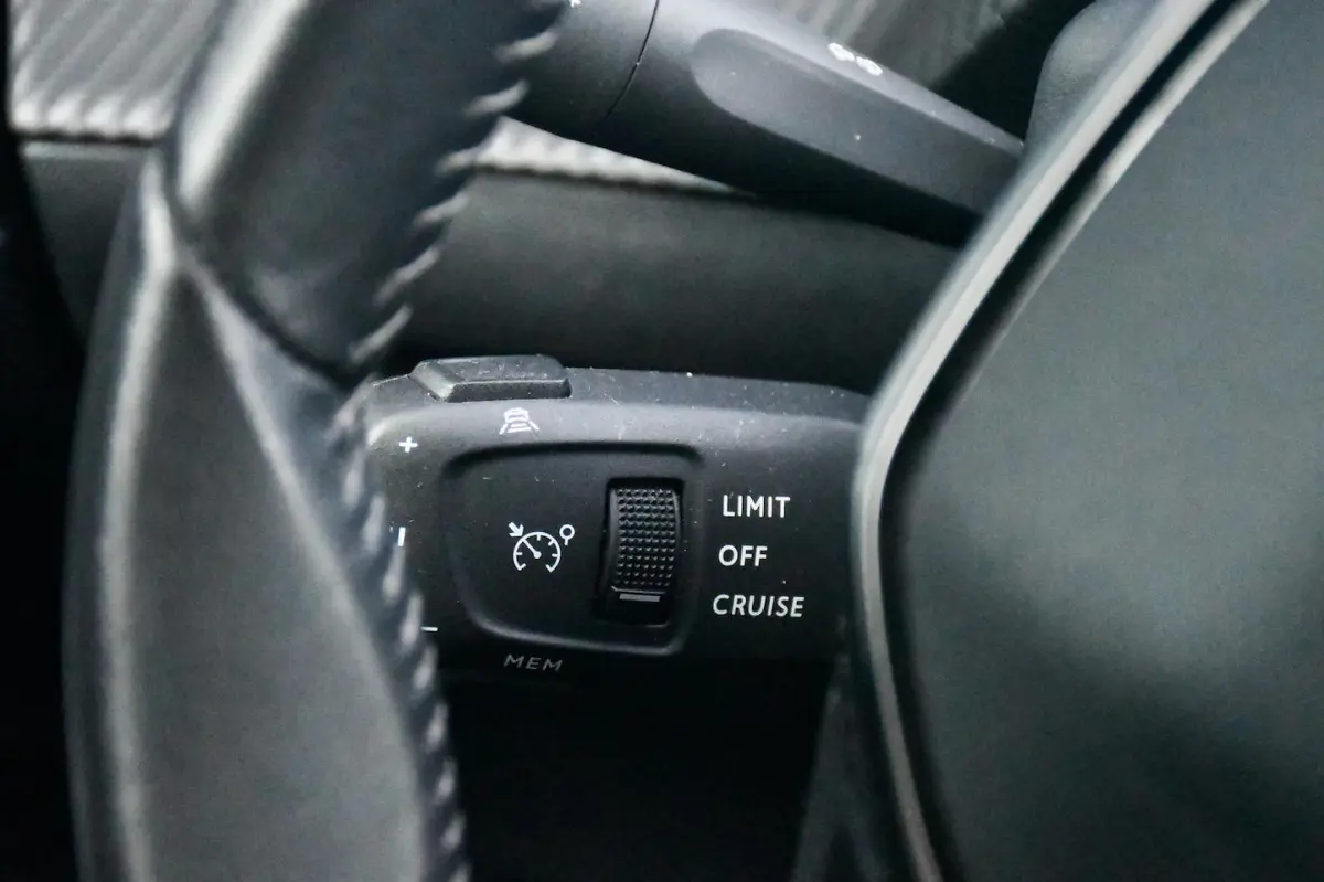 1.2 Blue Lease Allure APPLE CARPLAY/ NAVIGATIE