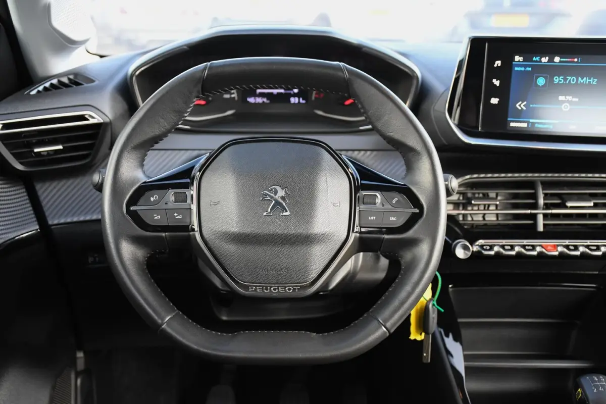 1.2 Active APPLE CARPLAY/ CRUISE CONTROL/ DAB
