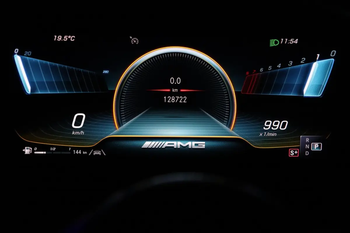 AMG 35 4MATIC / PANO / CAMERA / DODEHOEK / CARPLAY / STOELVERW
