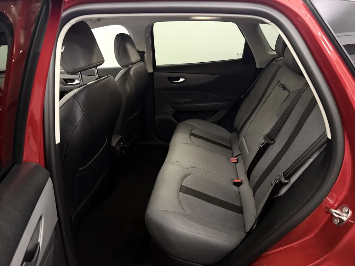 Luxury 64 kWh 360 Camera, Navi, Rijstrook correctie, Stoelverwarming, Elektrische achterkl