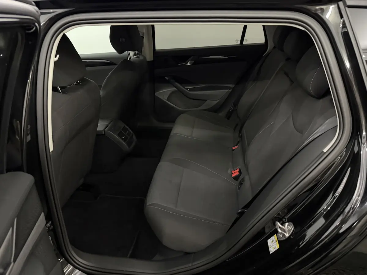 1.5 Hybrid Business Camera, Navi, Stoelverwarming, Cruise control, Keyless start, Virtual