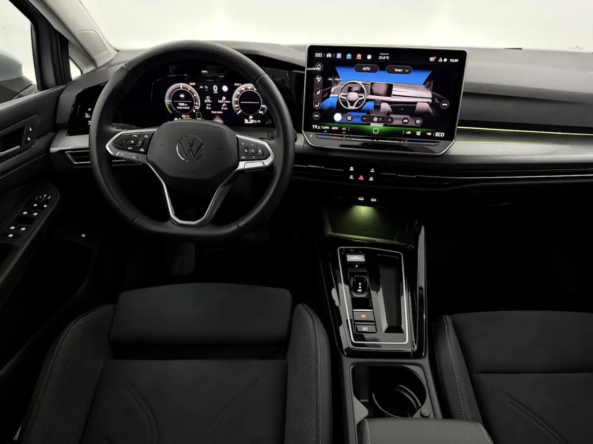 1.5 eHybrid Life Edition Plug-in Camera, Apple carplay, Virtual desk, Memory stoelen, Mass