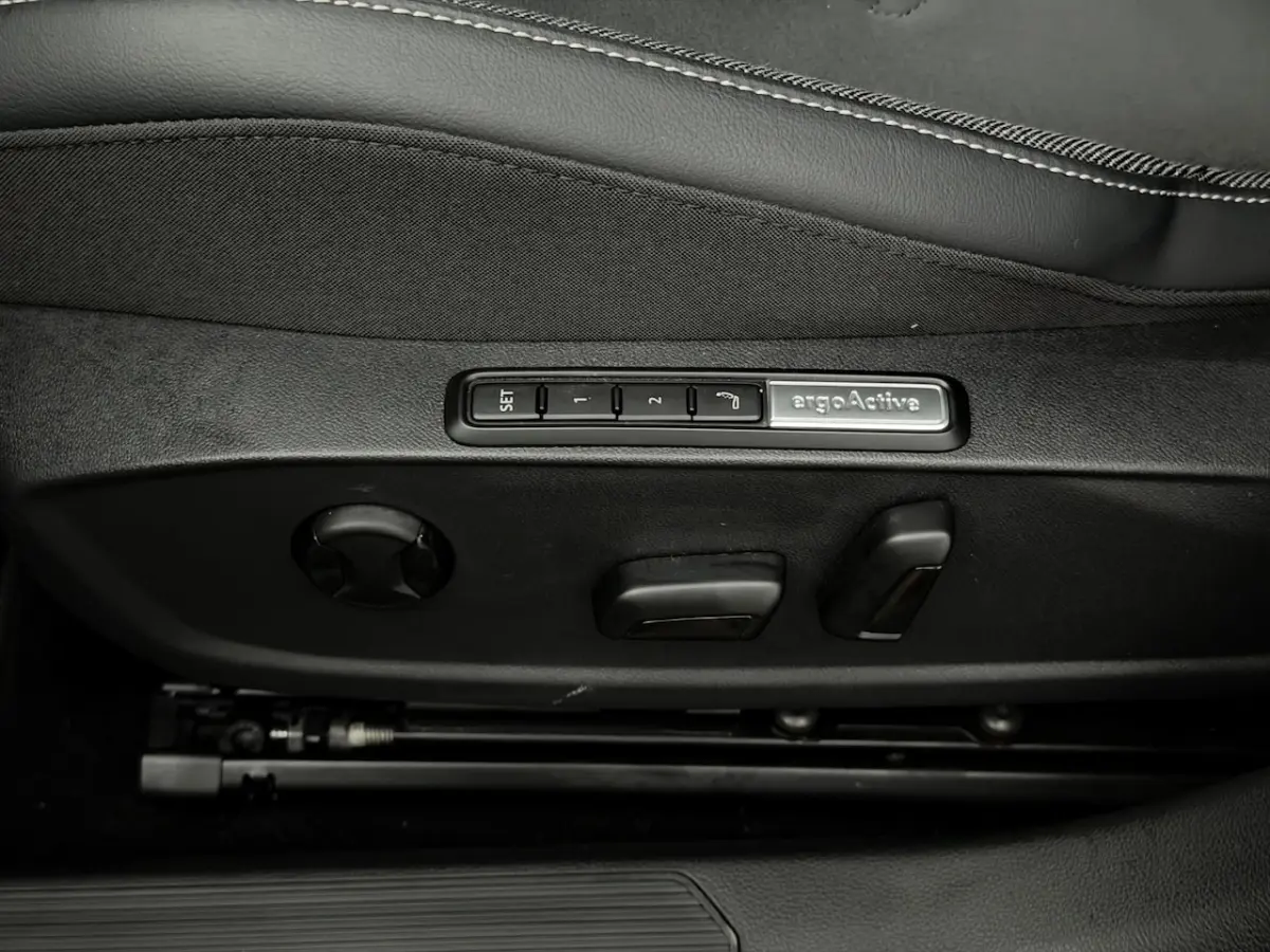 1.5 eHybrid Life Edition Plug-in Camera, Apple carplay, Virtual desk, Memory stoelen, Mass
