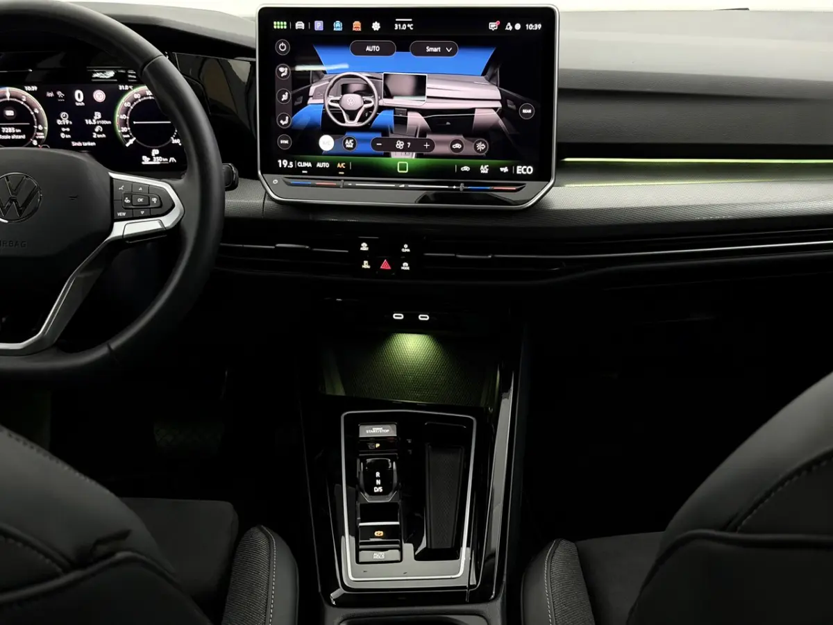 1.5 eHybrid Life Edition Plug-in Camera, Apple carplay, Virtual desk, Memory stoelen, Mass