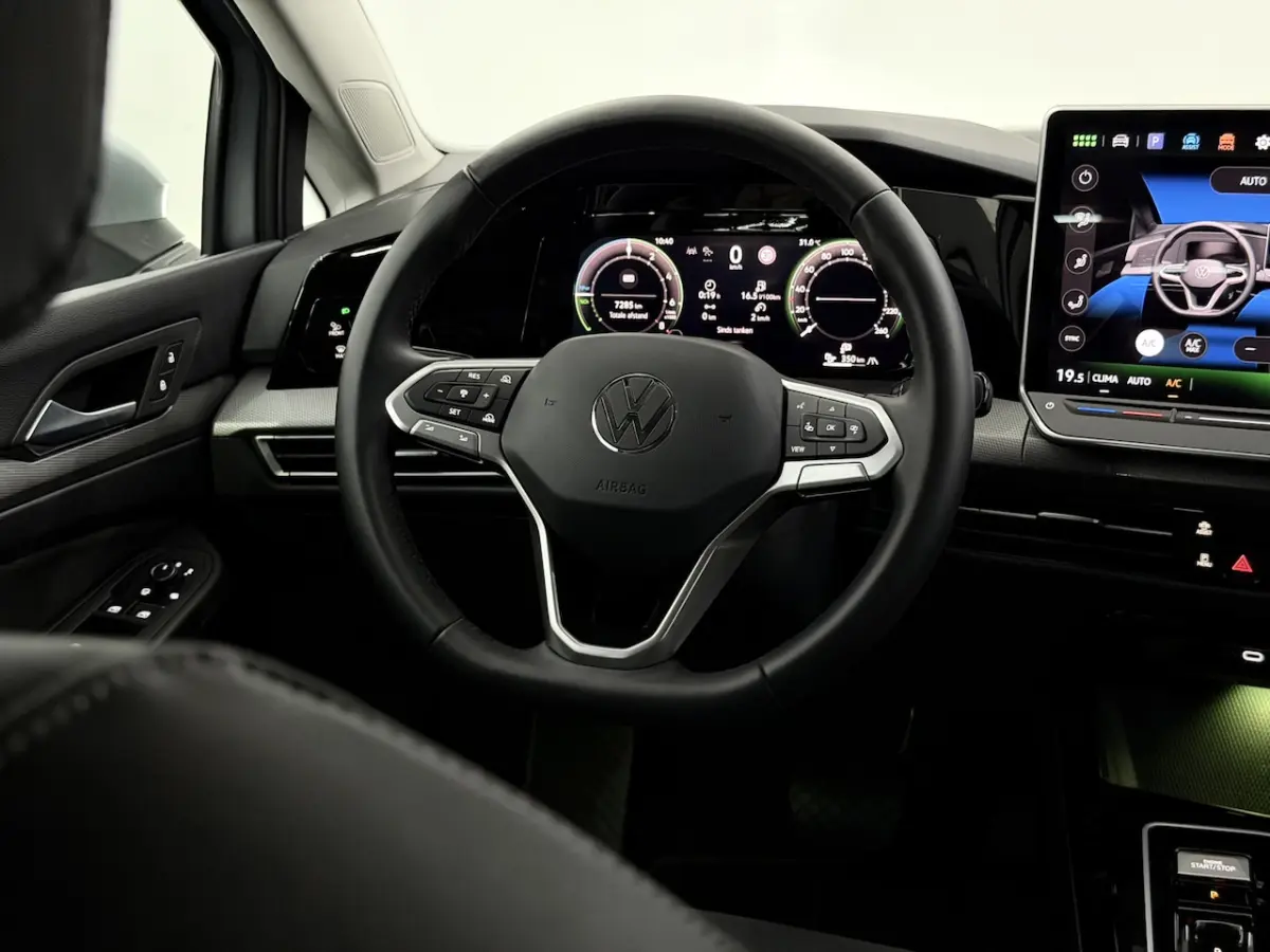 1.5 eHybrid Life Edition Plug-in Camera, Apple carplay, Virtual desk, Memory stoelen, Mass