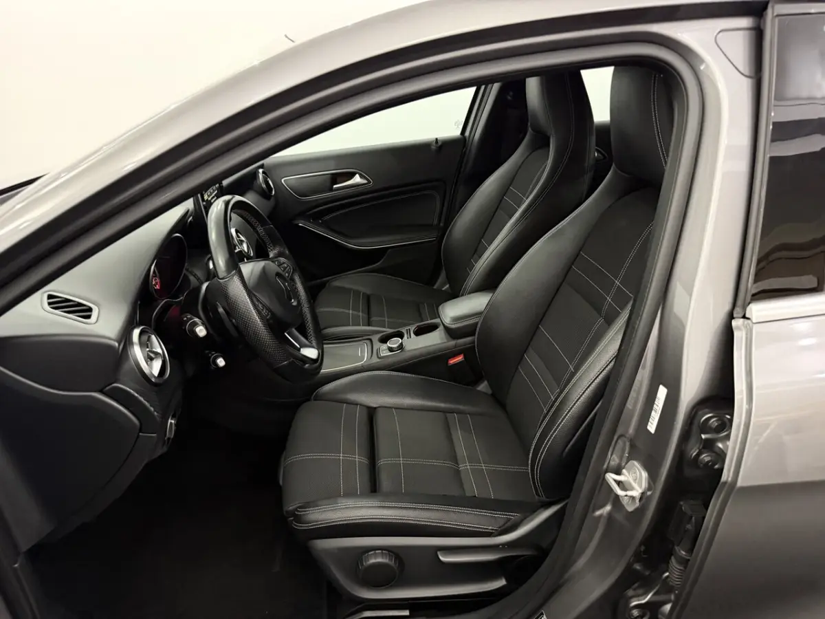 180 d Ambition Camera, Half leder, Navi, Cruise control, Stoelverwarming, Lichtmetalen vel