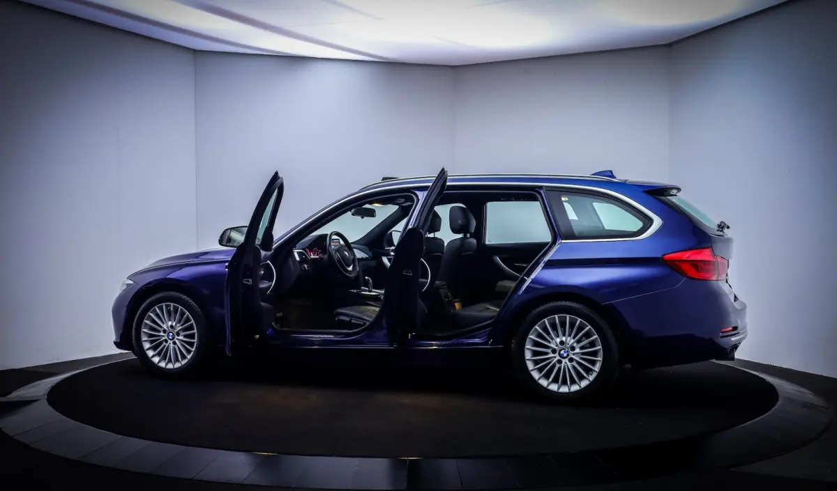 318iA LUXURY Edition PANO | FULL LED | LEDER | ELEK TREKHAAK | NAVI | STOELVERW | PDC V+A