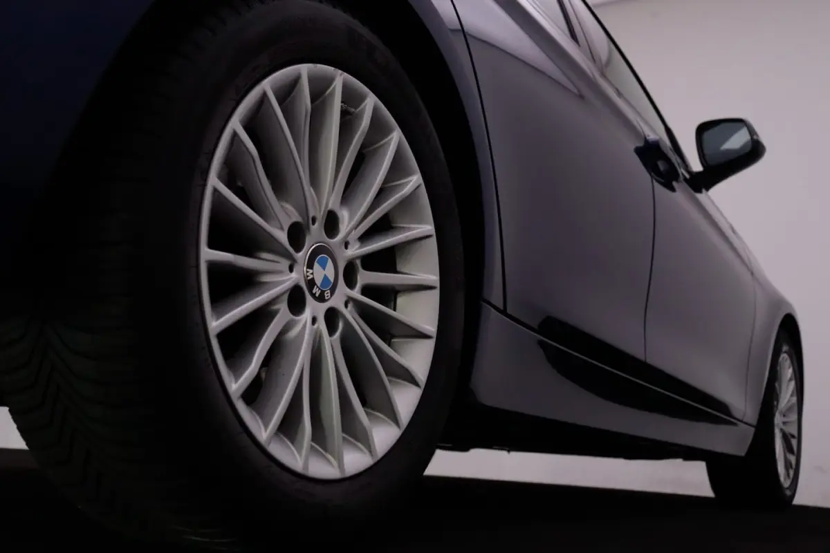 318iA LUXURY Edition PANO | FULL LED | LEDER | ELEK TREKHAAK | NAVI | STOELVERW | PDC V+A