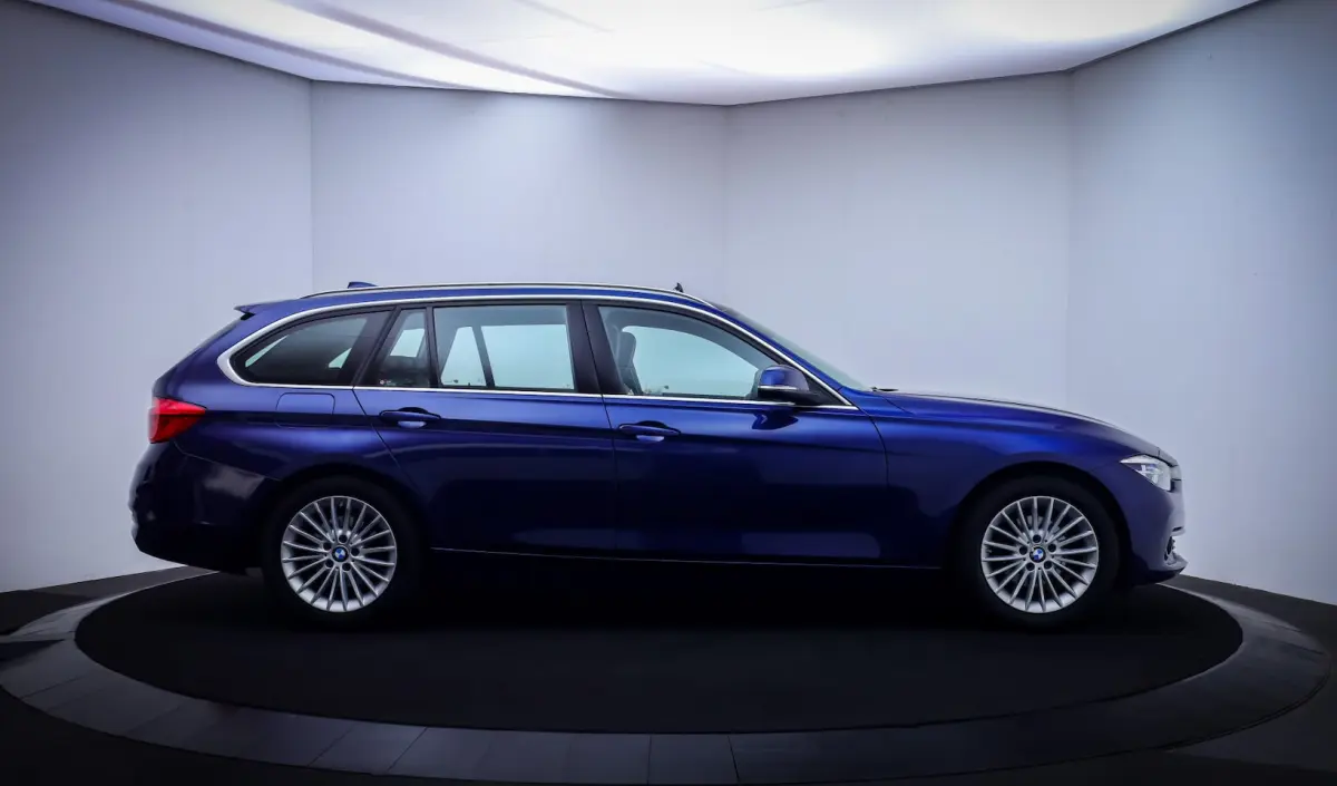 318iA LUXURY Edition PANO | FULL LED | LEDER | ELEK TREKHAAK | NAVI | STOELVERW | PDC V+A