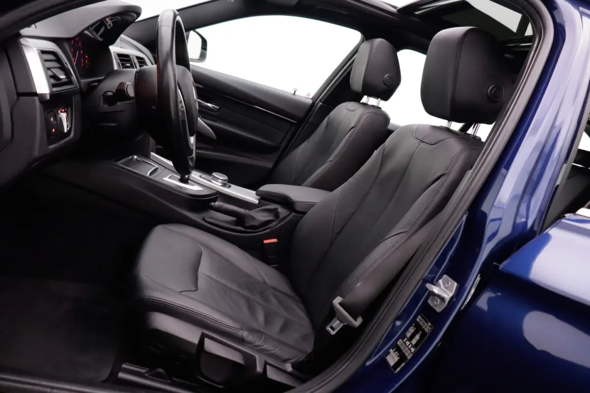 318iA LUXURY Edition PANO | FULL LED | LEDER | ELEK TREKHAAK | NAVI | STOELVERW | PDC V+A