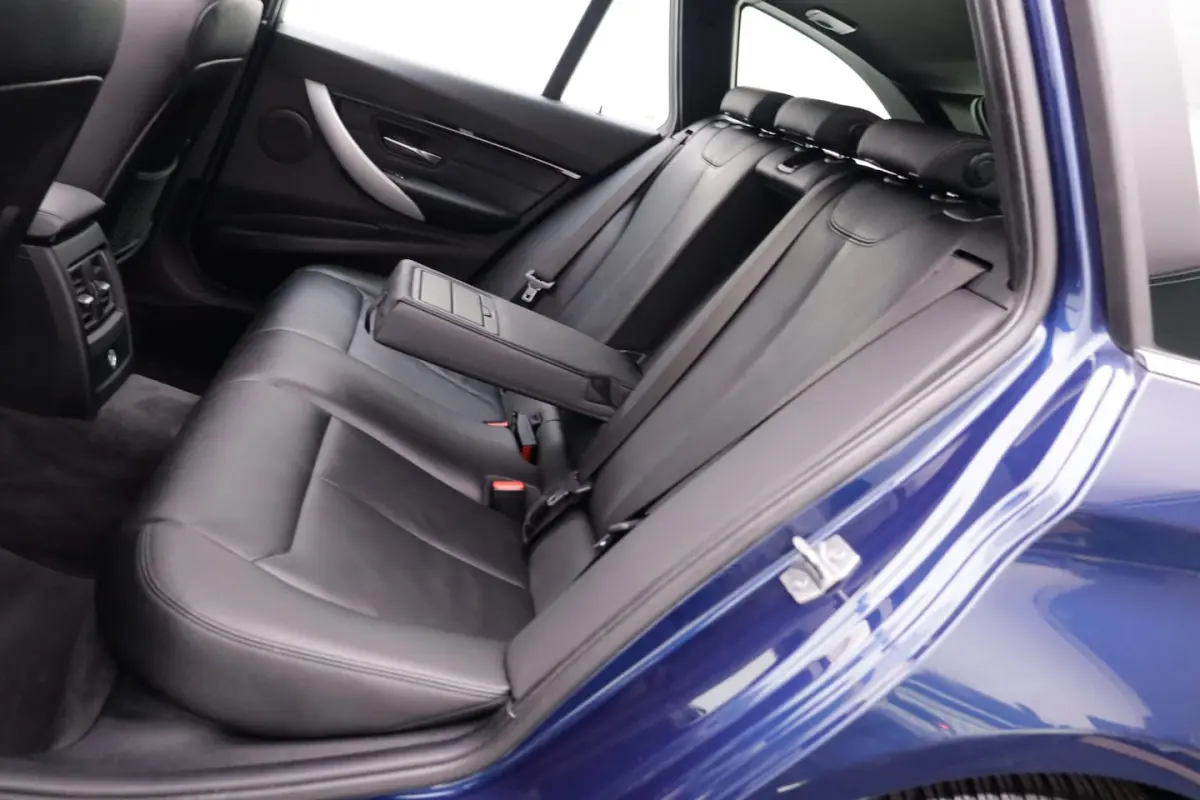 318iA LUXURY Edition PANO | FULL LED | LEDER | ELEK TREKHAAK | NAVI | STOELVERW | PDC V+A