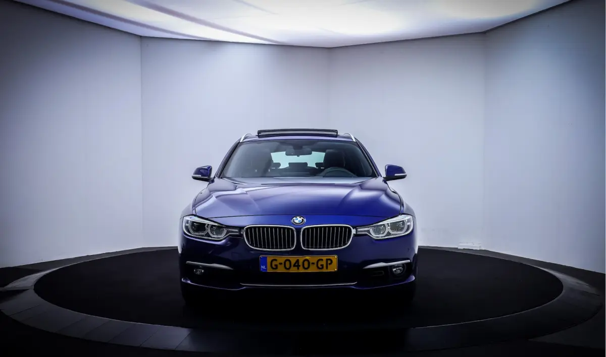 318iA LUXURY Edition PANO | FULL LED | LEDER | ELEK TREKHAAK | NAVI | STOELVERW | PDC V+A