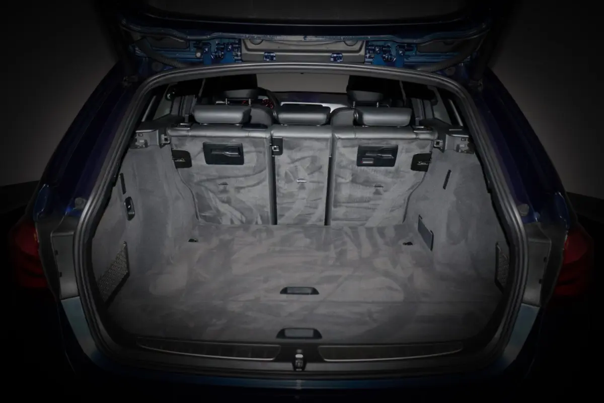 318iA LUXURY Edition PANO | FULL LED | LEDER | ELEK TREKHAAK | NAVI | STOELVERW | PDC V+A