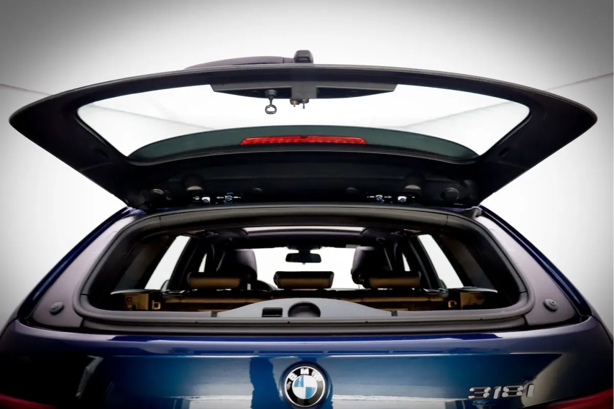 318iA LUXURY Edition PANO | FULL LED | LEDER | ELEK TREKHAAK | NAVI | STOELVERW | PDC V+A