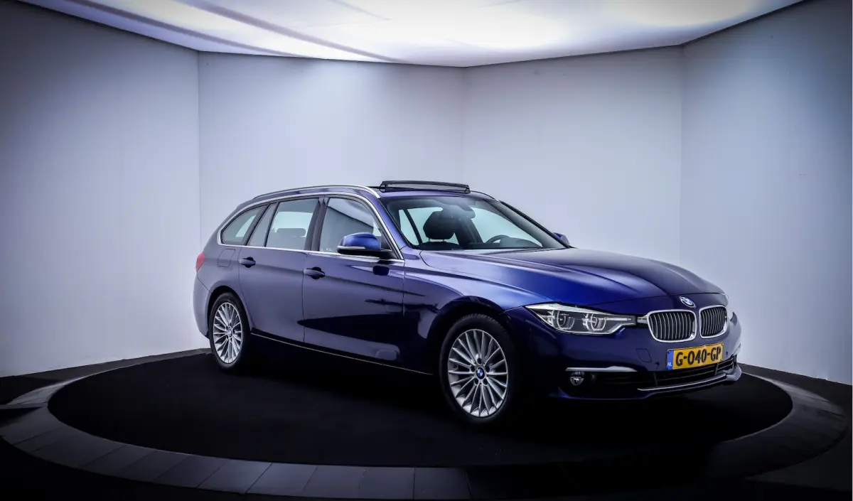 318iA LUXURY Edition PANO | FULL LED | LEDER | ELEK TREKHAAK | NAVI | STOELVERW | PDC V+A