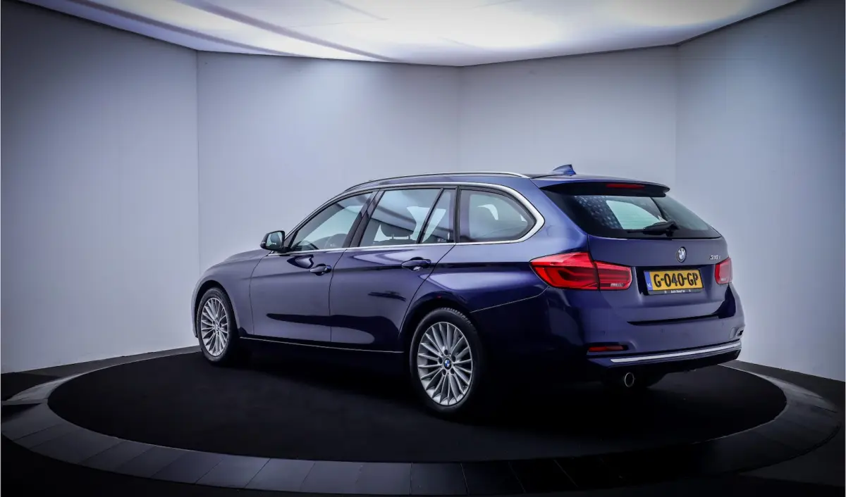 318iA LUXURY Edition PANO | FULL LED | LEDER | ELEK TREKHAAK | NAVI | STOELVERW | PDC V+A