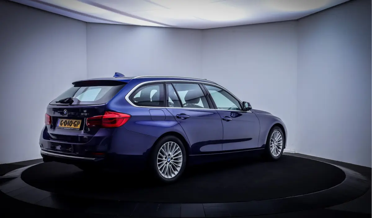 318iA LUXURY Edition PANO | FULL LED | LEDER | ELEK TREKHAAK | NAVI | STOELVERW | PDC V+A