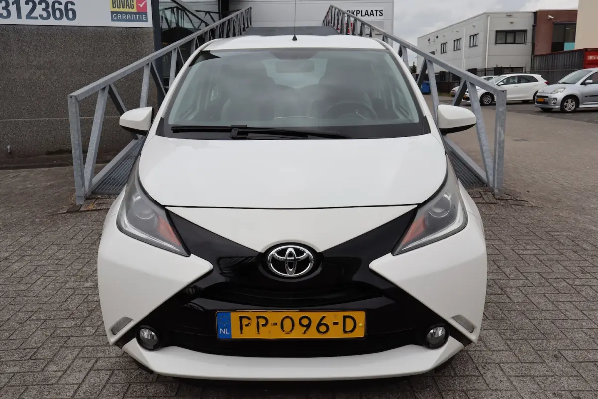 1.0 VVT-i x-play Achteruitrijcamera/App connect/Airco/Orig. NL auto/Begrenzer
